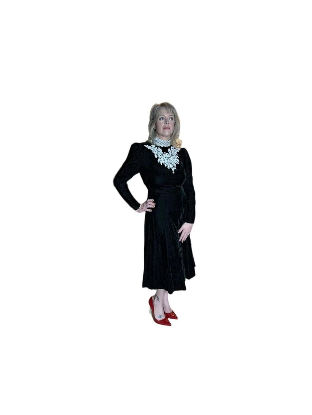 Vintage Gunne Sax Black Velvet Dress White Lace Collar & Long Sleeves For Women